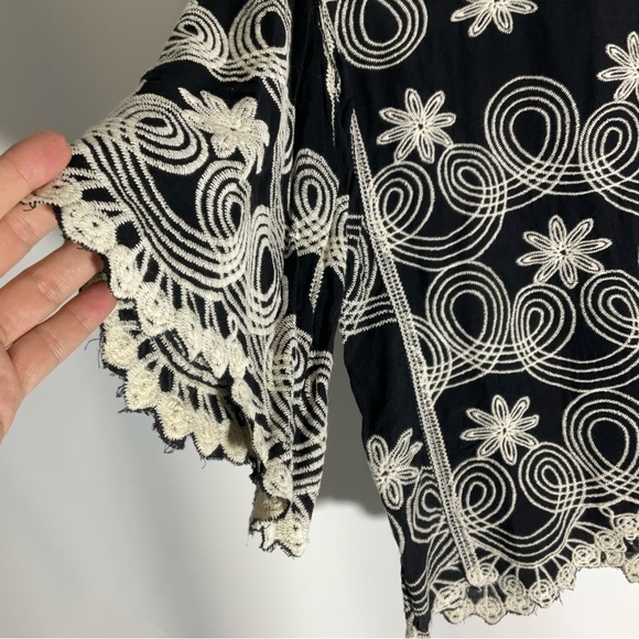 Very J Black White Embroidery Scalloped Hem/Sleeves Floral Round Neck Blouse M/L - Picture 12 of 14